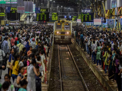 Mumbai Local Train Update: Central Line Services Delayed by 15-20 Minutes, Commuters Frustrated | Mumbai Local Train Update: Central Line Services Delayed by 15-20 Minutes, Commuters Frustrated