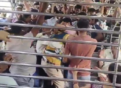 Mumbai Local Train Fight: Brawl Erupts Between Passengers on Moving Virar-Dahanu Local Over Boarding Dispute; Video Goes Viral | Mumbai Local Train Fight: Brawl Erupts Between Passengers on Moving Virar-Dahanu Local Over Boarding Dispute; Video Goes Viral Mumbai Local Train Fight: Brawl Erupts Between Passengers on Moving Virar-Dahanu Local Over Boarding Dispute; Video Goes Viral | Mumbai Local Train Fight: Brawl Erupts Between Passengers on Moving Virar-Dahanu Local Over Boarding Dispute; Video Goes Viral