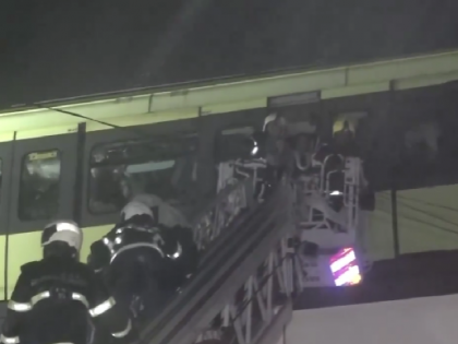 Mumbai Monorail: Around 200 Passengers Evacuated Amid Heavy Rains; Two Taken to Hospital (VIDEO) | Mumbai Monorail: Around 200 Passengers Evacuated Amid Heavy Rains; Two Taken to Hospital (VIDEO) Mumbai Monorail: Around 200 Passengers Evacuated Amid Heavy Rains; Two Taken to Hospital (VIDEO) | Mumbai Monorail: Around 200 Passengers Evacuated Amid Heavy Rains; Two Taken to Hospital (VIDEO)