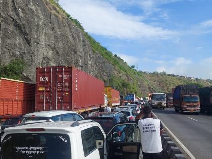 Traffic Update: Mumbai Pune Expressway Sees Holiday Weekend Congestion; Delays Extend Up to 15 Minutes | Traffic Update: Mumbai Pune Expressway Sees Holiday Weekend Congestion; Delays Extend Up to 15 Minutes Traffic Update: Mumbai Pune Expressway Sees Holiday Weekend Congestion; Delays Extend Up to 15 Minutes | Traffic Update: Mumbai Pune Expressway Sees Holiday Weekend Congestion; Delays Extend Up to 15 Minutes