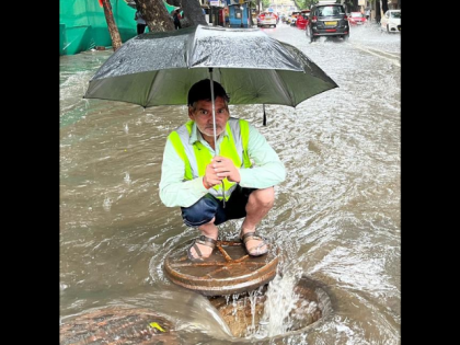 Mumbai Rains: BMC Worker Saves Lives by Guarding Open Manhole in Waterlogged Dadar (Watch Video) | Mumbai Rains: BMC Worker Saves Lives by Guarding Open Manhole in Waterlogged Dadar (Watch Video) Mumbai Rains: BMC Worker Saves Lives by Guarding Open Manhole in Waterlogged Dadar (Watch Video) | Mumbai Rains: BMC Worker Saves Lives by Guarding Open Manhole in Waterlogged Dadar (Watch Video)