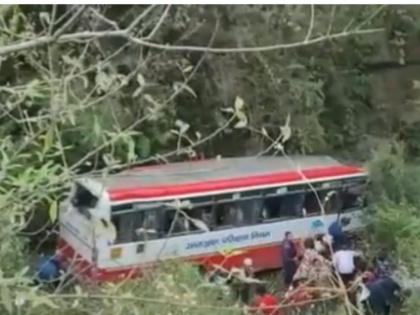 Uttarakhand bus falls in ditch on Mussoorie-Dehradun road, 2 dead | Uttarakhand bus falls in ditch on Mussoorie-Dehradun road, 2 dead