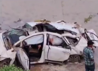 Muzaffarnagar Accident: 4 from Gujarat Killed, 1 Injured After Car En Route to Kedarnath Falls Off Flyover (VIDEO) | Muzaffarnagar Accident: 4 from Gujarat Killed, 1 Injured After Car En Route to Kedarnath Falls Off Flyover (VIDEO)