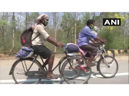 Distressed migrants walk their way home with no hope of transport in Nagpur | Distressed migrants walk their way home with no hope of transport in Nagpur