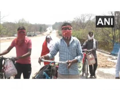 Maharashtra: Migrant labourers cycle towards their home from Nagpur to MP | Maharashtra: Migrant labourers cycle towards their home from Nagpur to MP Maharashtra: Migrant labourers cycle towards their home from Nagpur to MP | Maharashtra: Migrant labourers cycle towards their home from Nagpur to MP