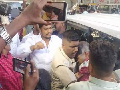 Tensions rise in Pune as author Namdev Jadhav's face blackened by Sharad Pawar supporters | Tensions rise in Pune as author Namdev Jadhav's face blackened by Sharad Pawar supporters
