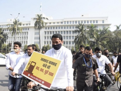 Maha Congress ministers protest high fuel prices on bicycles | Maha Congress ministers protest high fuel prices on bicycles
