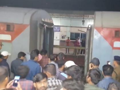 Odisha-Bound Nandan Kanan Express Train Splits Into Two After Its Coupling Breaks in UP (Watch Video) | Odisha-Bound Nandan Kanan Express Train Splits Into Two After Its Coupling Breaks in UP (Watch Video)