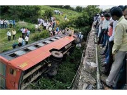 Shocking! Maharashtra: 5 killed, 34 injured as speeding bus falls into 30-feet deep gorge | Shocking! Maharashtra: 5 killed, 34 injured as speeding bus falls into 30-feet deep gorge