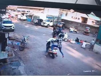Shocking Escape at Nashik's Bhadrakali Police Station: Man Accused Of Attempted Murder Flees in Dramatic Fashion (Watch Video) | Shocking Escape at Nashik's Bhadrakali Police Station: Man Accused Of Attempted Murder Flees in Dramatic Fashion (Watch Video) Shocking Escape at Nashik's Bhadrakali Police Station: Man Accused Of Attempted Murder Flees in Dramatic Fashion (Watch Video) | Shocking Escape at Nashik's Bhadrakali Police Station: Man Accused Of Attempted Murder Flees in Dramatic Fashion (Watch Video)