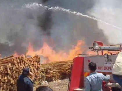 Nashik Fire: Massive Inferno Engulfs Bamboo Warehouse, Several Shops Reduced to Ashes (Watch Video) | Nashik Fire: Massive Inferno Engulfs Bamboo Warehouse, Several Shops Reduced to Ashes (Watch Video) Nashik Fire: Massive Inferno Engulfs Bamboo Warehouse, Several Shops Reduced to Ashes (Watch Video) | Nashik Fire: Massive Inferno Engulfs Bamboo Warehouse, Several Shops Reduced to Ashes (Watch Video)