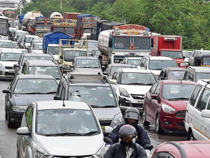 Navi Mumbai: Illegal Parking and Garage Repairs Choke Palm Beach Road; Police Crack Down on Traffic Violators | Navi Mumbai: Illegal Parking and Garage Repairs Choke Palm Beach Road; Police Crack Down on Traffic Violators