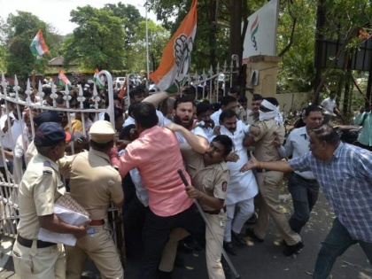 Nagpur: Congress workers clash with police over demands for Pulwama attack truth | Nagpur: Congress workers clash with police over demands for Pulwama attack truth