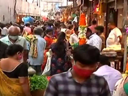 COVID-19: Huge crowd seen at Dadar market amid COVID-19 spike | COVID-19: Huge crowd seen at Dadar market amid COVID-19 spike