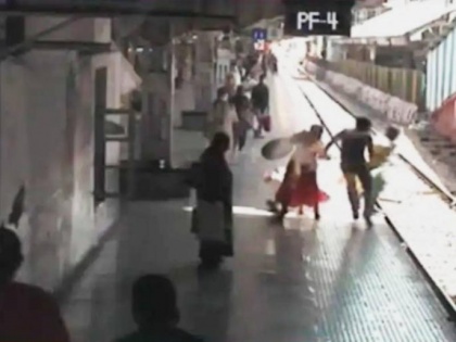 Watch Video! Police saves accused woman who fell on railway tracks after escaping from their clutches | Watch Video! Police saves accused woman who fell on railway tracks after escaping from their clutches