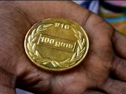 Garbage collector returns 100 gram gold coin to its owner who accidentally threw it in trash | Garbage collector returns 100 gram gold coin to its owner who accidentally threw it in trash