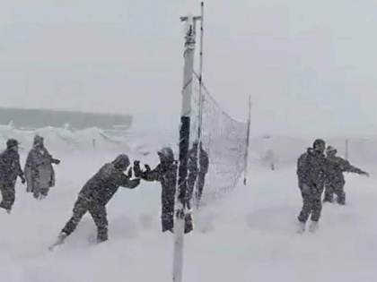 Viral Video! Indian soldiers playing volleyball in knee-deep snow, video goes viral | Viral Video! Indian soldiers playing volleyball in knee-deep snow, video goes viral