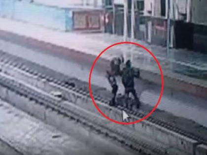 CISF constable saves life of passenger who fell on metro track in Delhi, video goes viral | CISF constable saves life of passenger who fell on metro track in Delhi, video goes viral