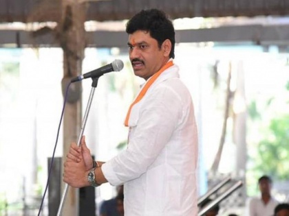BJP's women wing write to CM Thackeray, demand Dhananjay Munde's removal from Cabinet | BJP's women wing write to CM Thackeray, demand Dhananjay Munde's removal from Cabinet