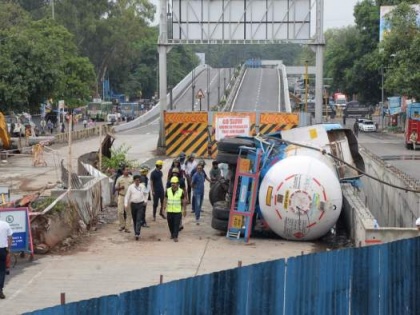 Tanker crash on Pune-Mumbai highway leads to traffic chaos | Tanker crash on Pune-Mumbai highway leads to traffic chaos