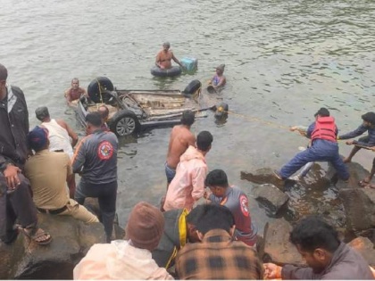 Pune: Car submerges in Nira Devghar dam, three feared drowned | Pune: Car submerges in Nira Devghar dam, three feared drowned