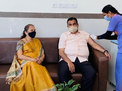 Nitish Gadkari and wife get first dose of Covid-19 vaccine at AIIMS Nagpur | Nitish Gadkari and wife get first dose of Covid-19 vaccine at AIIMS Nagpur