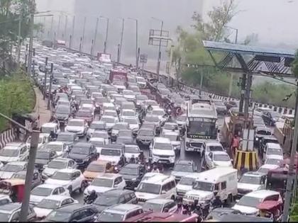 Noida Traffic Update: Massive Vehicle Congestion on DND Flyway, Commuters Stuck for Hours