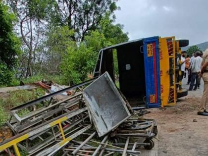 Pune: Tempo carrying construction materials overturns in Dive ghat, 12 injured | Pune: Tempo carrying construction materials overturns in Dive ghat, 12 injured Pune: Tempo carrying construction materials overturns in Dive ghat, 12 injured | Pune: Tempo carrying construction materials overturns in Dive ghat, 12 injured
