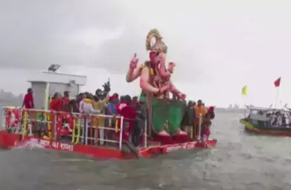 Ganesh Chaturthi 2022: Mumbaikars bid adieu to Lalbaugcha Raja | Ganesh Chaturthi 2022: Mumbaikars bid adieu to Lalbaugcha Raja