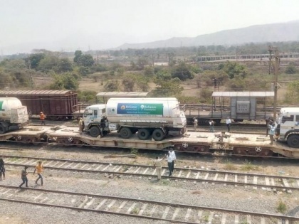 'Oxygen Express' with 44 tonnes liquid oxygen reaches Maharashtra's Kalamboli | 'Oxygen Express' with 44 tonnes liquid oxygen reaches Maharashtra's Kalamboli
