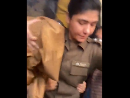 Pakistani SDPO Syeda Shehrbano Naqvi Recommended for Top Police Honour After Rescuing Woman From Violent Mob in Lahore – Watch | Pakistani SDPO Syeda Shehrbano Naqvi Recommended for Top Police Honour After Rescuing Woman From Violent Mob in Lahore – Watch