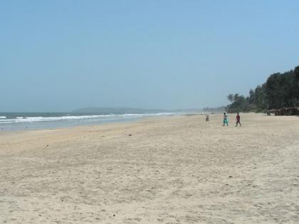Maharashtra: Palghar Police on High Alert as Three Suspicious Containers Wash Ashore Near Beach | Maharashtra: Palghar Police on High Alert as Three Suspicious Containers Wash Ashore Near Beach Maharashtra: Palghar Police on High Alert as Three Suspicious Containers Wash Ashore Near Beach | Maharashtra: Palghar Police on High Alert as Three Suspicious Containers Wash Ashore Near Beach