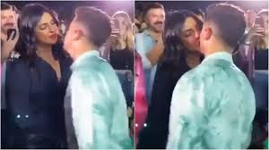Viral Video! Priyanka & Nick's concert kiss breaks the internet | Viral Video! Priyanka & Nick's concert kiss breaks the internet