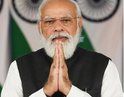 Pune: Prime Minister Narendra Modi praises a student in Pune | Pune: Prime Minister Narendra Modi praises a student in Pune