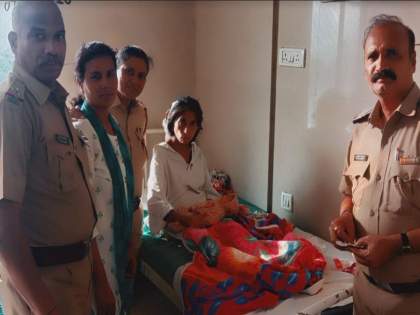 Mumbai: Woman gives birth on street; police rush mother and infant to civic hospital | Mumbai: Woman gives birth on street; police rush mother and infant to civic hospital Mumbai: Woman gives birth on street; police rush mother and infant to civic hospital | Mumbai: Woman gives birth on street; police rush mother and infant to civic hospital