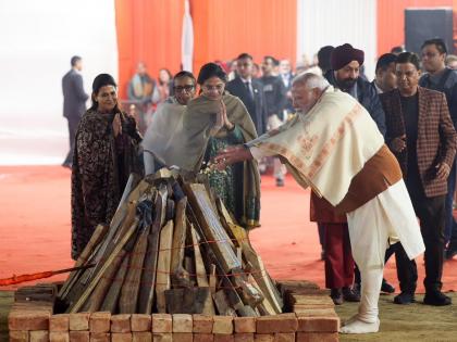 PM Modi Attends Lohri Celebrations in Delhi's Naraina (Watch Video) | PM Modi Attends Lohri Celebrations in Delhi's Naraina (Watch Video) PM Modi Attends Lohri Celebrations in Delhi's Naraina (Watch Video) | PM Modi Attends Lohri Celebrations in Delhi's Naraina (Watch Video)