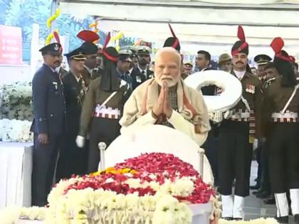 PM Modi Pays Last Respects to Former PM Dr. Manmohan Singh at Nigambodh Ghat (Watch Video)