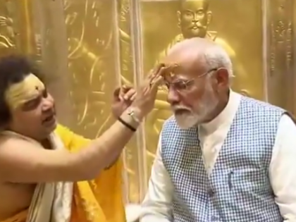 Uttar Pradesh: PM Modi Offers Prayers at Kashi Vishwanath Temple in Varanasi (Watch Video) | Uttar Pradesh: PM Modi Offers Prayers at Kashi Vishwanath Temple in Varanasi (Watch Video) Uttar Pradesh: PM Modi Offers Prayers at Kashi Vishwanath Temple in Varanasi (Watch Video) | Uttar Pradesh: PM Modi Offers Prayers at Kashi Vishwanath Temple in Varanasi (Watch Video)