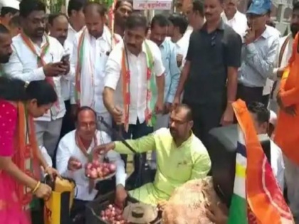 Pune: Sadabhau Khot leads onion-selling protest in front of Municipal Corporation | Pune: Sadabhau Khot leads onion-selling protest in front of Municipal Corporation
