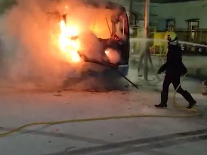 Pune Bus Fire: Parked PMPML Bus Gutted in Blaze at Shivajinagar Depot; No Injuries Reported (Watch Video) | Pune Bus Fire: Parked PMPML Bus Gutted in Blaze at Shivajinagar Depot; No Injuries Reported (Watch Video)