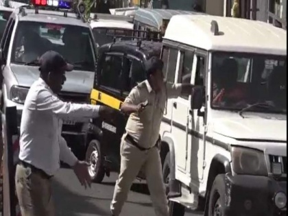 Cop slaps car driver while Jitendra Awhad's car was stuck in traffic, video goes viral | Cop slaps car driver while Jitendra Awhad's car was stuck in traffic, video goes viral