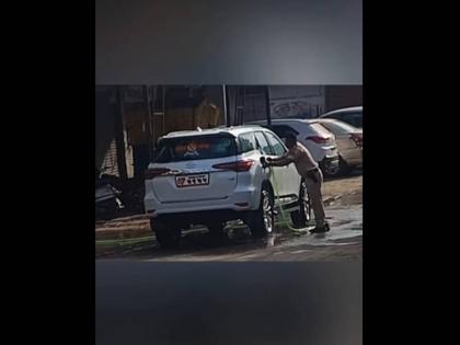 Maharashtra Police Personnel Washing Shiv Sena MLA Sanjay Gaikwad’s Car; Viral Video Sparks Controversy | Maharashtra Police Personnel Washing Shiv Sena MLA Sanjay Gaikwad’s Car; Viral Video Sparks Controversy Maharashtra Police Personnel Washing Shiv Sena MLA Sanjay Gaikwad’s Car; Viral Video Sparks Controversy | Maharashtra Police Personnel Washing Shiv Sena MLA Sanjay Gaikwad’s Car; Viral Video Sparks Controversy