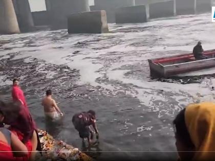 Devotees Take Holy Dip in Polluted Yamuna River at Wazirabad Ghat on Mauni Amavasya (Watch Video) | Devotees Take Holy Dip in Polluted Yamuna River at Wazirabad Ghat on Mauni Amavasya (Watch Video) Devotees Take Holy Dip in Polluted Yamuna River at Wazirabad Ghat on Mauni Amavasya (Watch Video) | Devotees Take Holy Dip in Polluted Yamuna River at Wazirabad Ghat on Mauni Amavasya (Watch Video)
