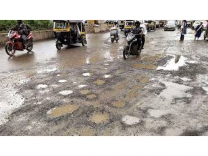 Potholes claim life of 27-year-old woman on Mumbai-Ahmedabad highway | Potholes claim life of 27-year-old woman on Mumbai-Ahmedabad highway