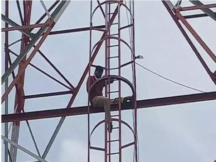 'Prahar' worker climbs tower to protest against farmer of Sanglud | 'Prahar' worker climbs tower to protest against farmer of Sanglud