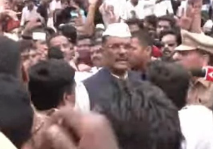 Mira Bhayandar Marathi Morcha: Pratap Sarnaik Faces Protest, Bottle Thrown at Him (VIDEO) | Mira Bhayandar Marathi Morcha: Pratap Sarnaik Faces Protest, Bottle Thrown at Him (VIDEO)