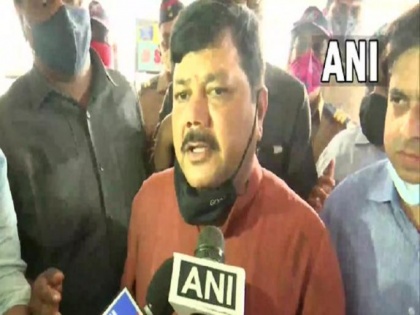 BJP workers protest at railway stations, demand resumption of local train services | BJP workers protest at railway stations, demand resumption of local train services