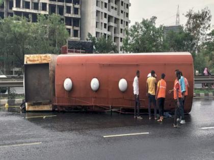 Pune: Tanker carrying 24,000 litres of coconut oil overturns, causing traffic disruption | Pune: Tanker carrying 24,000 litres of coconut oil overturns, causing traffic disruption