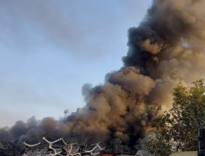 Pune: Fire breaks out at shops in the Juna Bazaar, no casualties | Pune: Fire breaks out at shops in the Juna Bazaar, no casualties