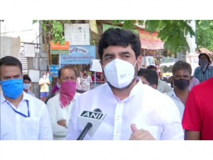 Pune Mayor distributes mask & food to migrant workers enroute Chhattisgarh | Pune Mayor distributes mask & food to migrant workers enroute Chhattisgarh